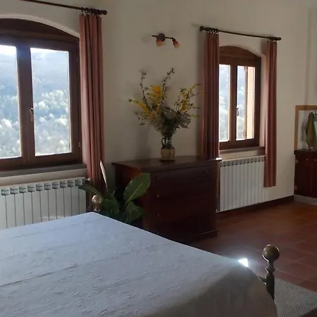 Arbeio 8&6, Emma Villa Varese Ligure